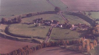 aveburyair1.jpg (14801 bytes)